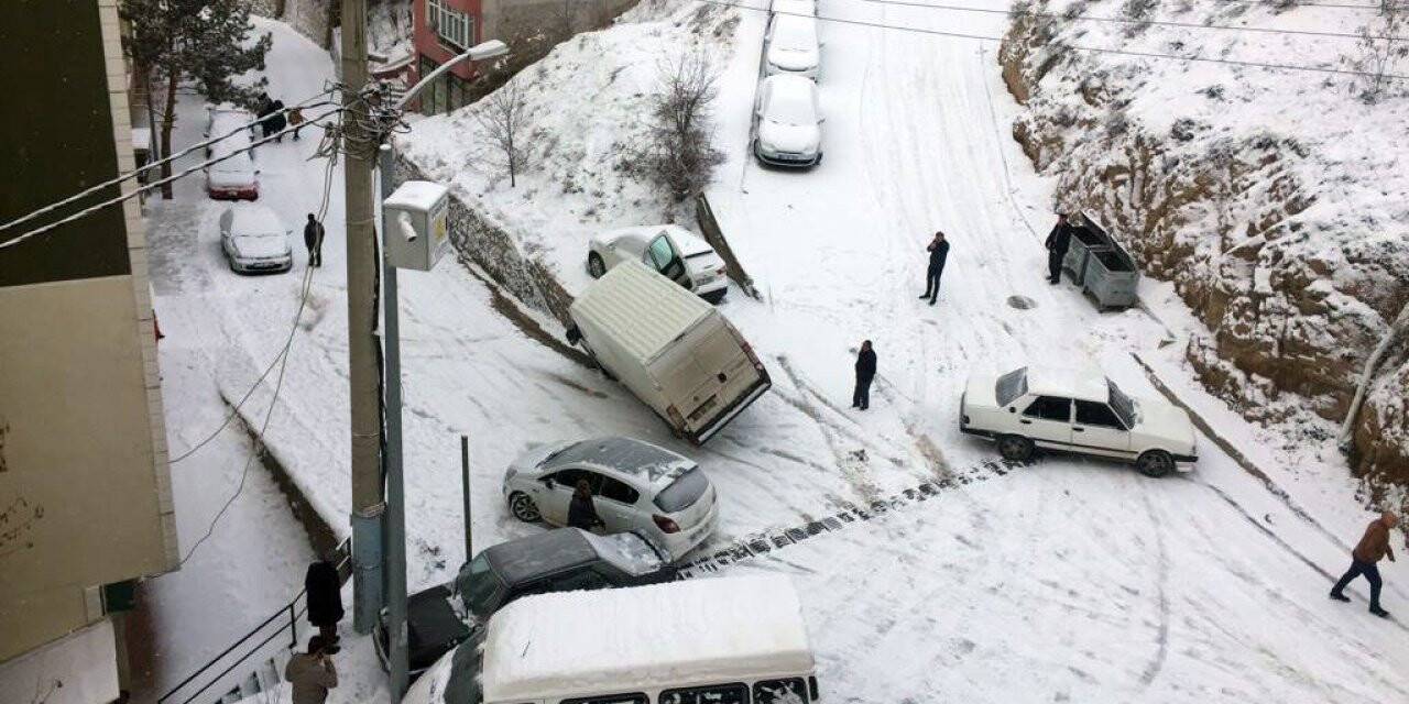 Yollar tuzlanmayınca kazalar ardı ardına geldi