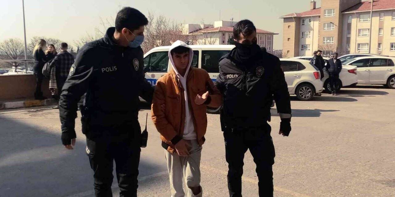 Yaralı çocuğa polisten yardım eli