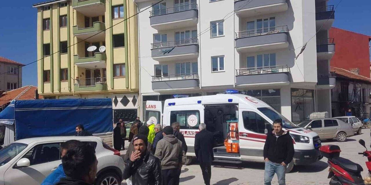 Hasmını ilçenin göbeğinde vurdu