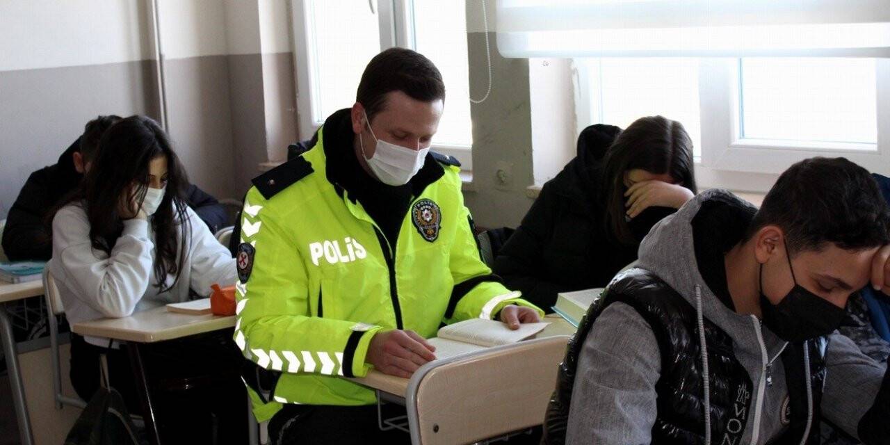 Polisler okul sıralarına geri döndü