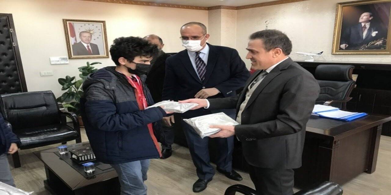 Kaymakam Memiş, satranç şampiyonlarını tebrik etti