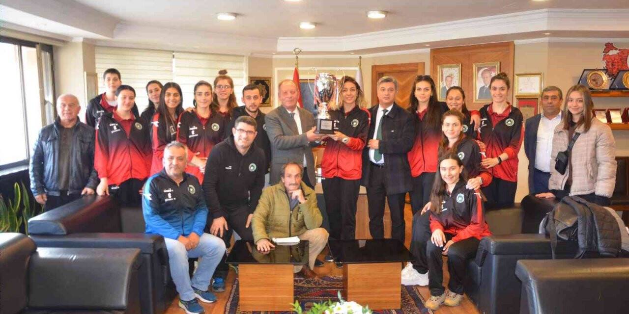 Ereğli Belediyespor bayan voleybol takımı 1. lige yükseldi