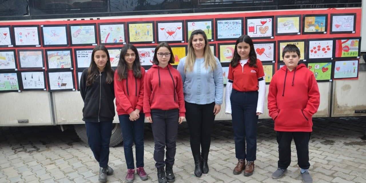 Öğrenciler kan bağışına hazırladıkları kliple destek verdi