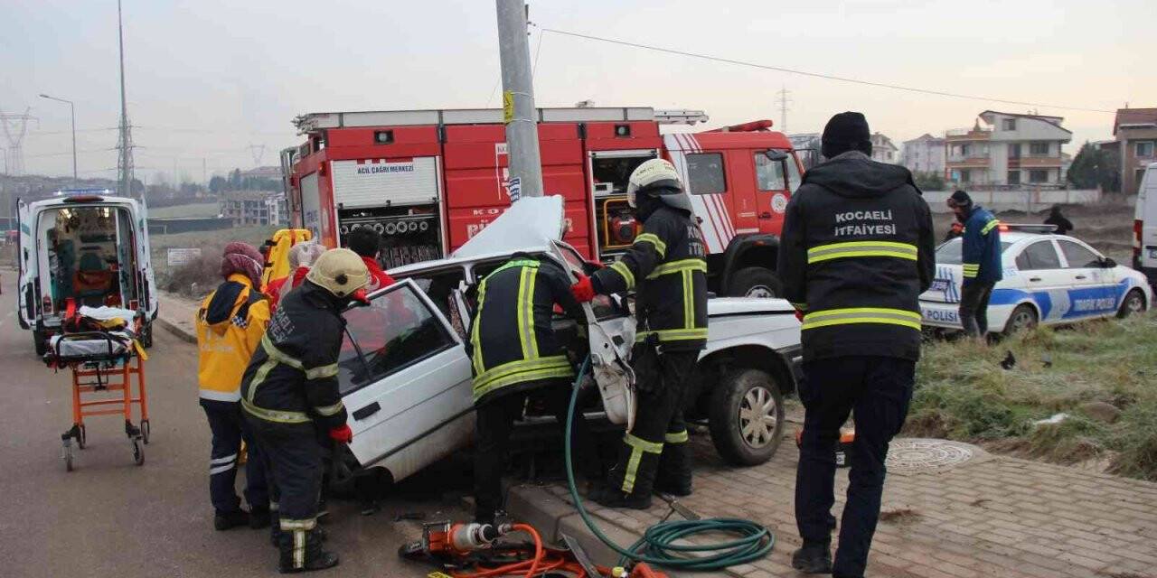 Direğe çarpan otomobilde sıkışan sürücüyü zamanla yarışarak kurtardılar