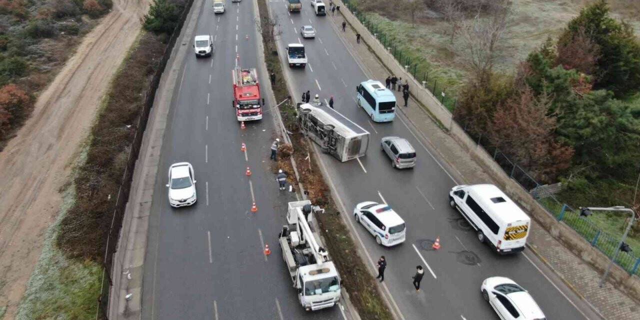 Tuzla’da midibüs refüje çıkıp yan yattı: 3 yaralı