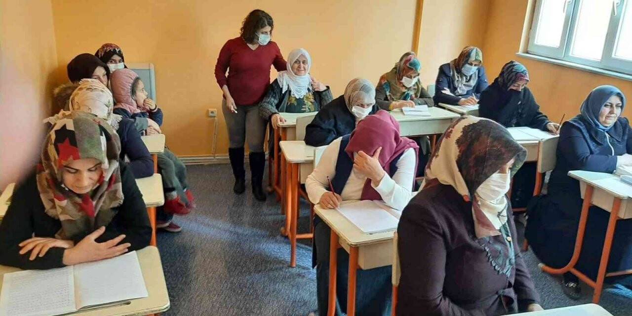 Çocuklarını okula gönderip, okuma yazma kursunun yolunu tutuyorlar