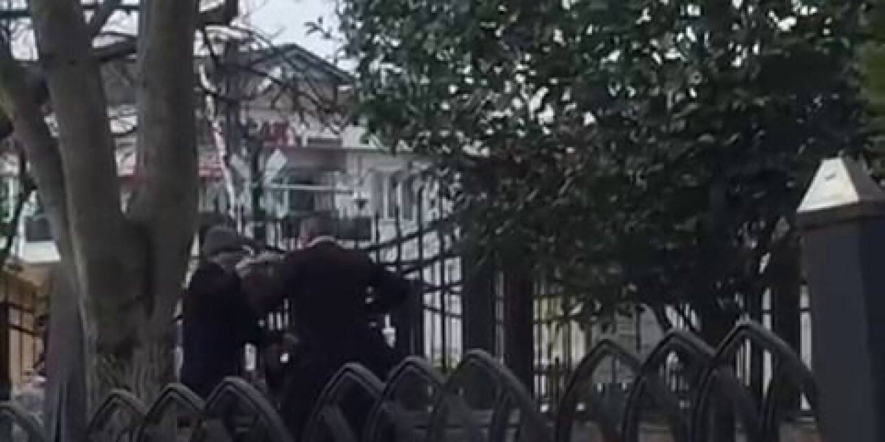 Şehrin göbeğinde yaşlıların kavgası kamerada