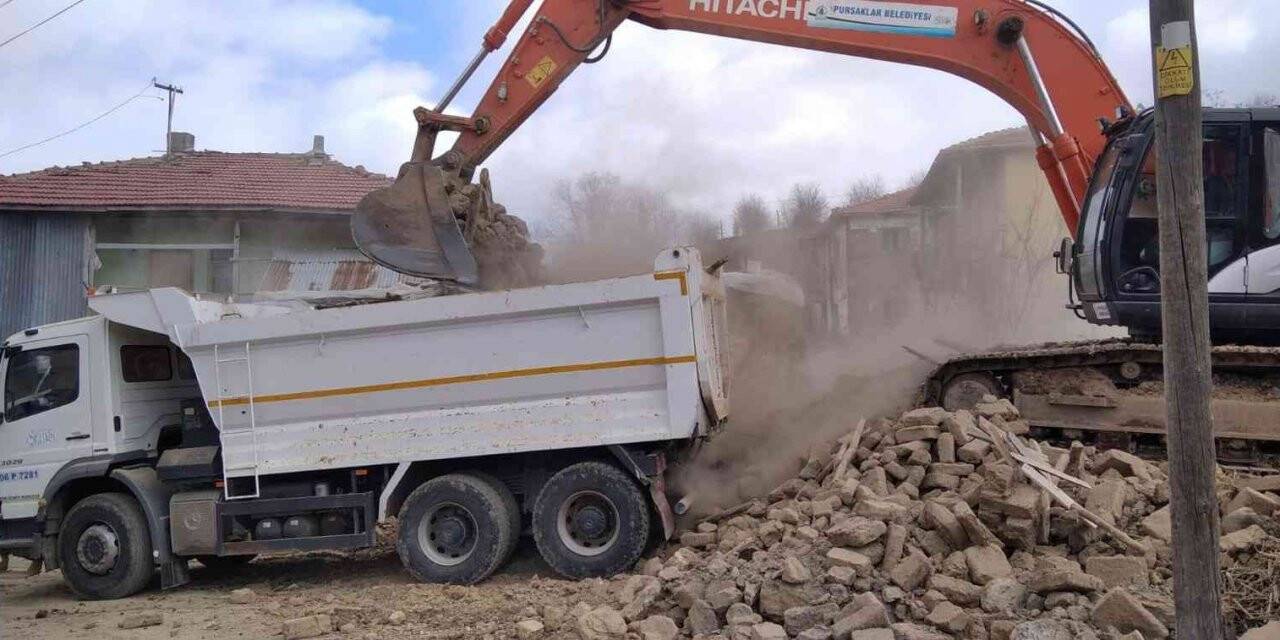 Pursaklar’da metruk yapılar yıkılıyor