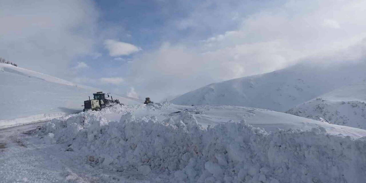 Elazığ’da kapalı 37 köy yolunun açılması için çalışmalar sürüyor