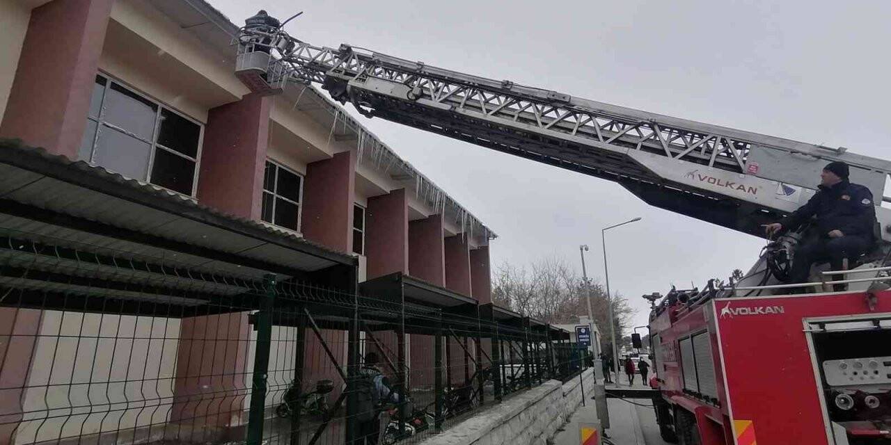 Tehlike saçan buz sarkıtları temizleniyor