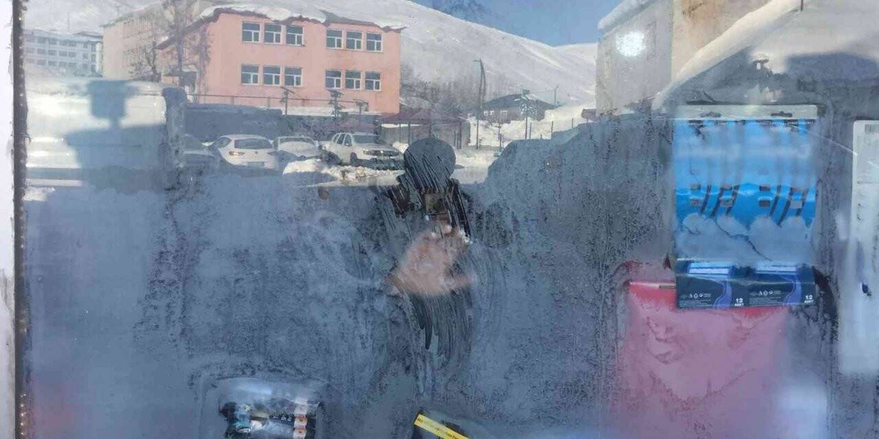 Karlıova buz tuttu, araçlar çalışmadı