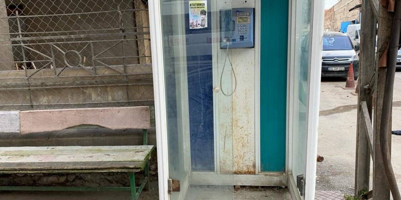 Tarih olan telefon kulübeleri cadde ve sokaklarda hala yer alıyor