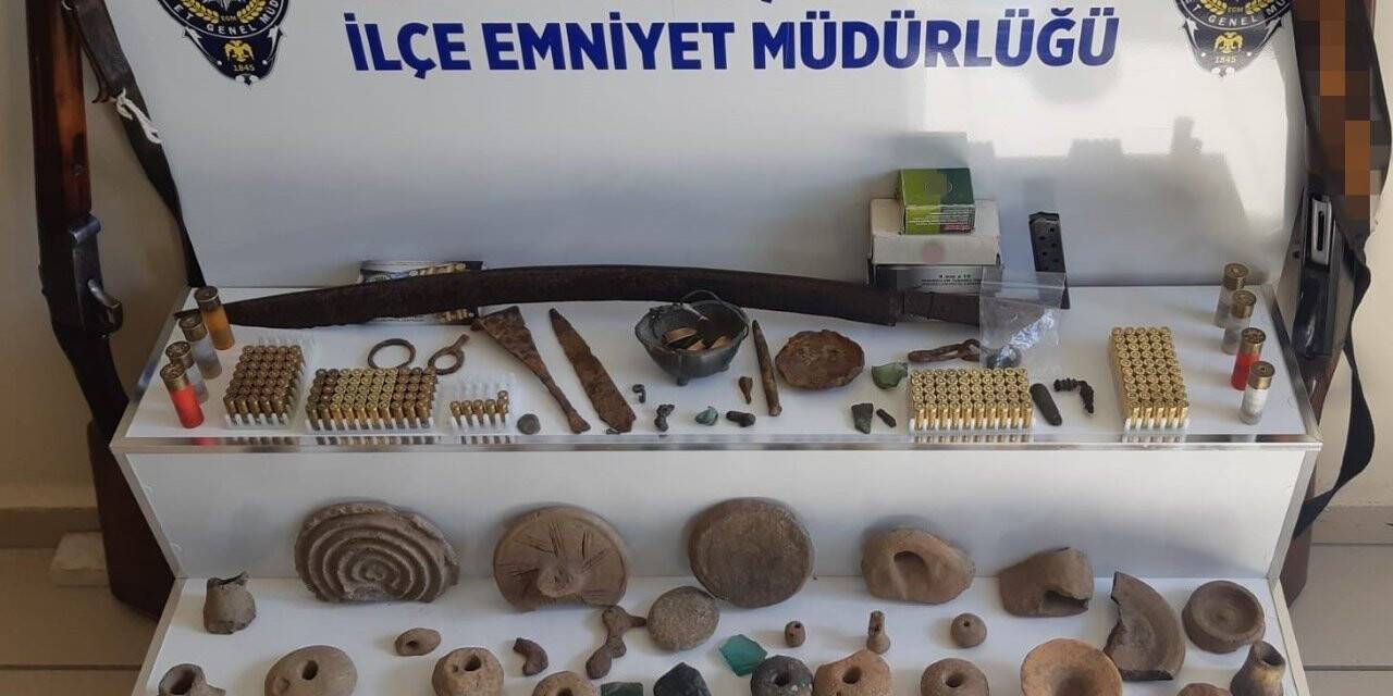 Polis uyuşturucu madde ararken tarihi eser buldu