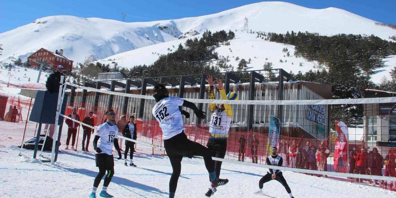 Kar üstünde voleybol nefesleri kesiyor