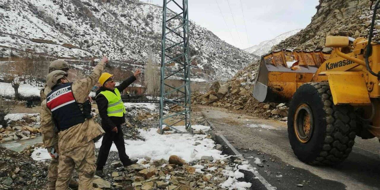 Batman’da 17 köy yolunu ulaşıma kapatan heyelan temizlendi