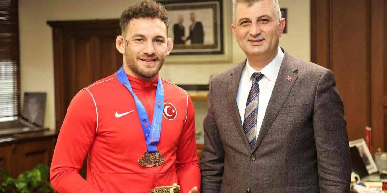 Gölcüklü milli güreşçi, Başkan Sezer’i ziyaret etti