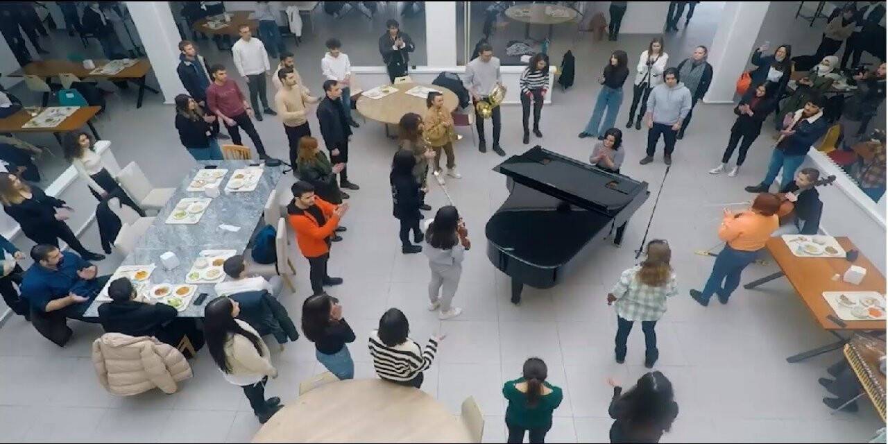 Üniversite yemekhanesinde şaşırtan anlar