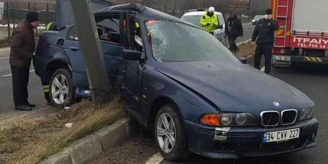 Aydınlatma direğine çarpan otomobilin sürücüsü yaralandı