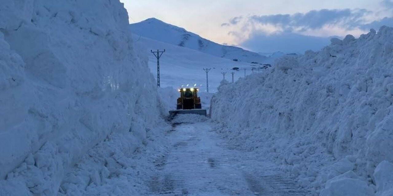 Çatak’ta karla mücadele çalışması