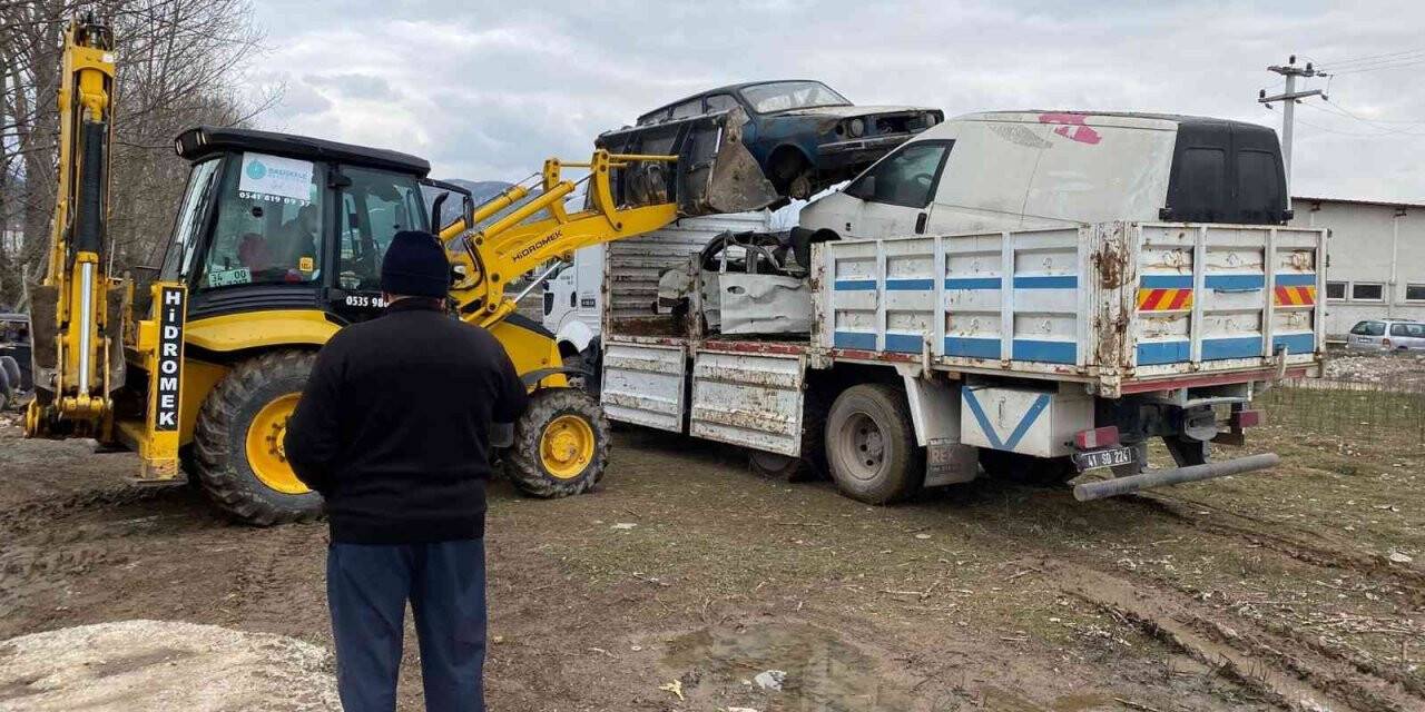 Başiskele’de hurda araçlar toplanıyor