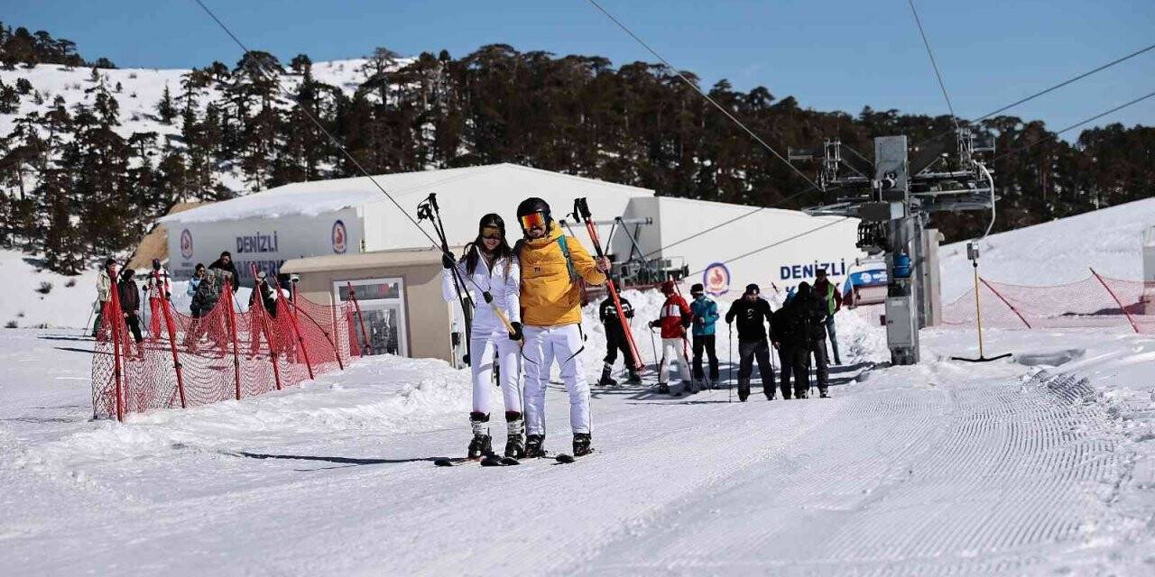 Türkiye’nin dört bir yanından gelen kayakseverler karın tadını çıkardı