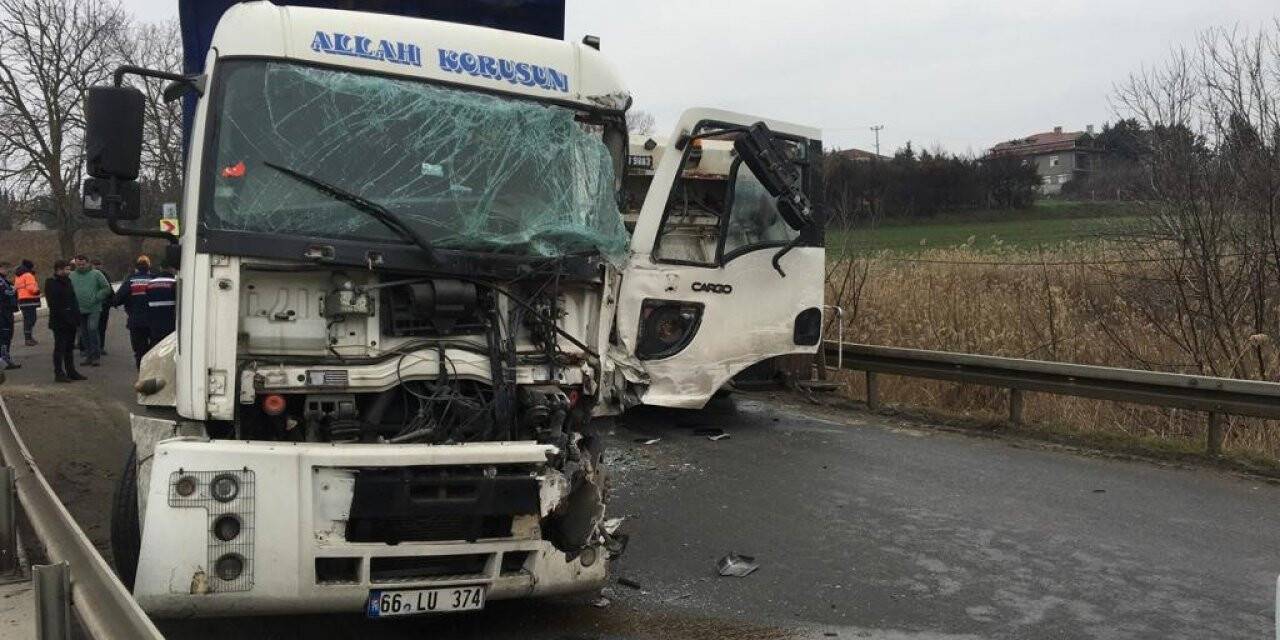 Kamyonlar kafa kafaya çarpıştı: 2 yaralı