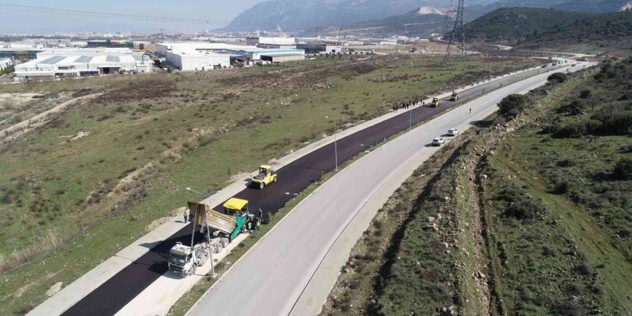 Büyükşehirden Akgedik TOKİ’ye 65 bin metrekarelik sıcak asfalt
