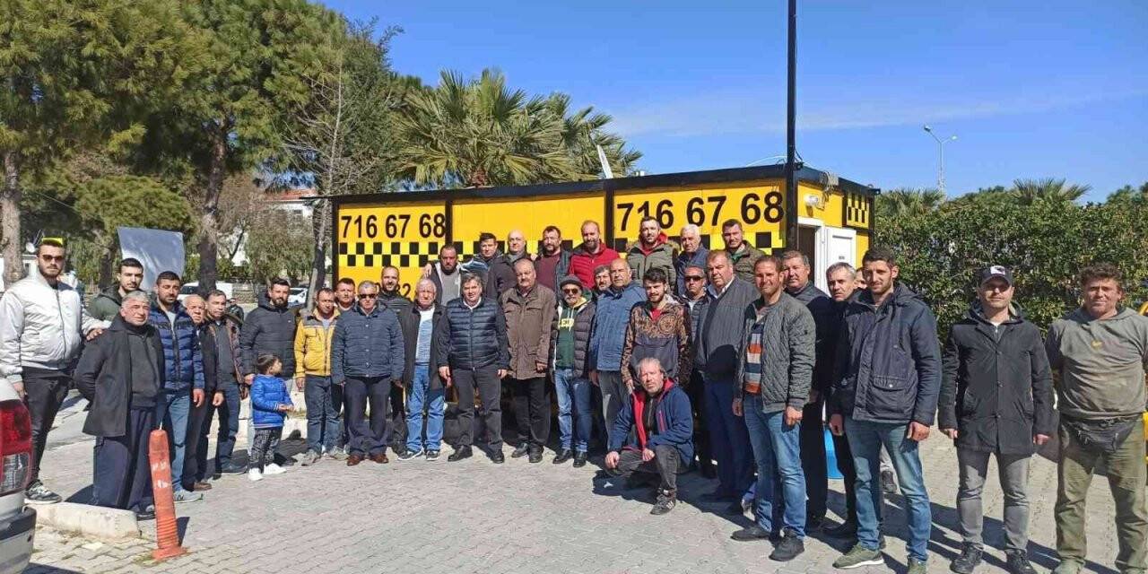 Çeşme’de yeni taksiler duraklarına kavuştu