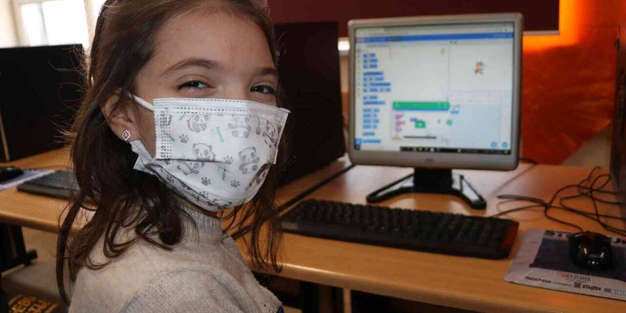 Teknoloji israfı böyle engellenir: Çöpe değil bilişim sınıfına gittiler