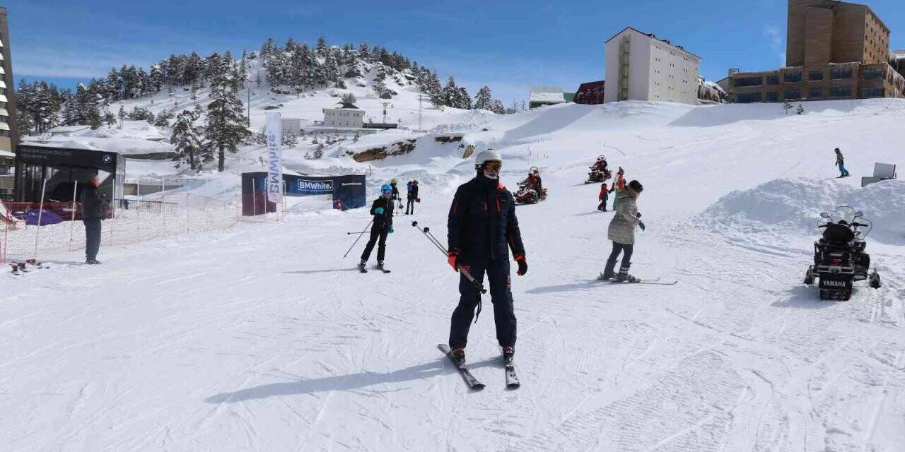 Kartalkaya’da kar kalınlığı 3 metreye yaklaştı