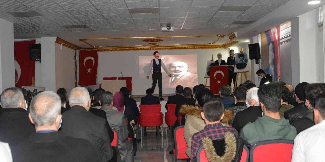 Mehmet Akif Ersoy dizeleriyle anıldı
