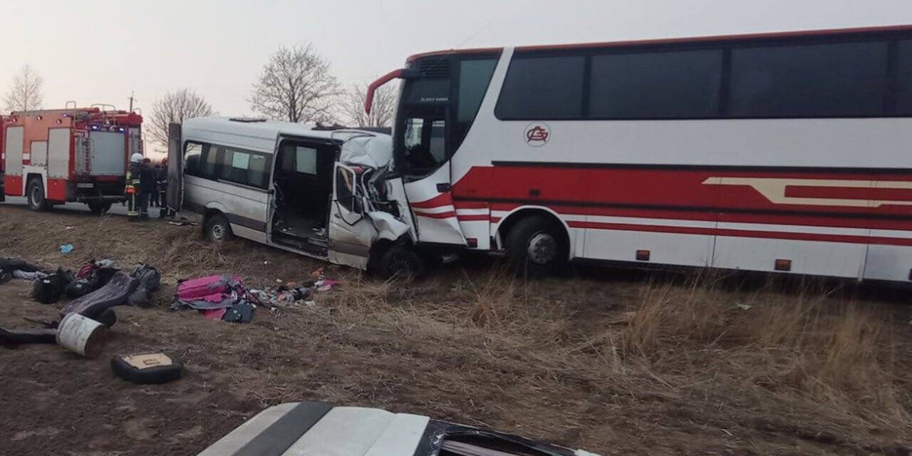 Ukrayna’da tahliye araçları çarpıştı: 7 ölü, 9 yaralı