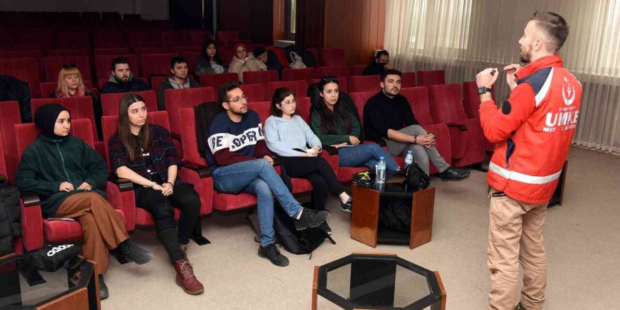Afyonkarahisar’da üniversite öğrencilerine ‘İlk yardım’ eğitimi verildi