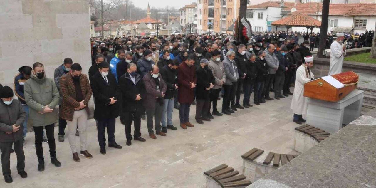 Çatıdan düşüp hayatını kaybeden çiftçi, son yolculuğuna uğurlandı