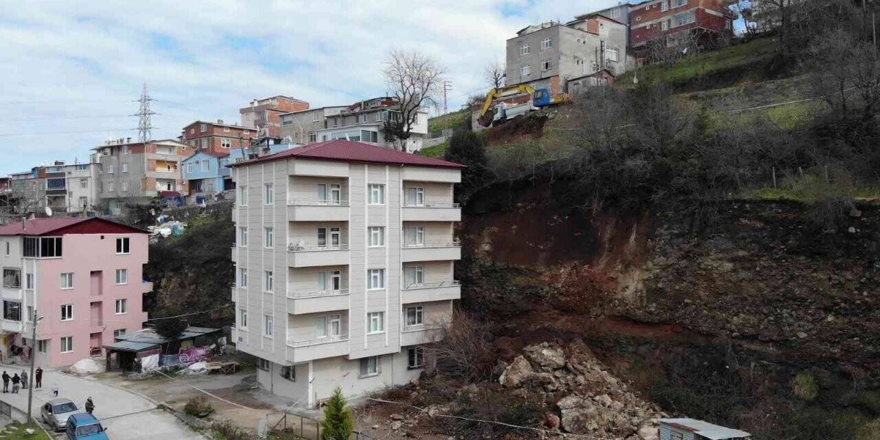 Samsun’da heyelan nedeniyle 5 katlı bina boşaltıldı