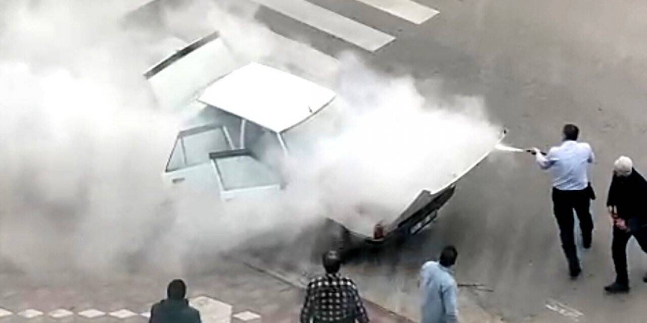 Edremit’te otomobil alev alev yandı, kamera saniye saniye yangını kaydetti