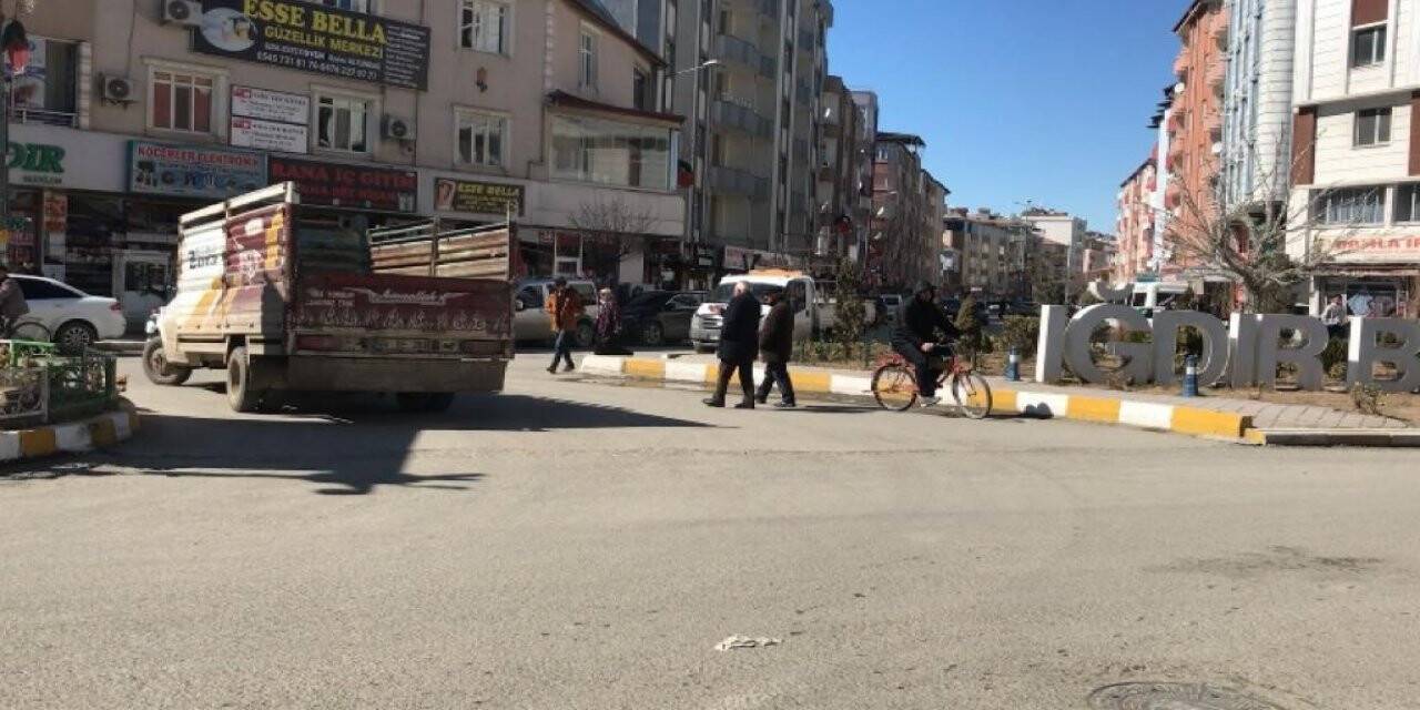 Iğdır’da şehir merkezinde güneş, yüksek kesimlerde kar yağışı ve tipi etkili oluyor