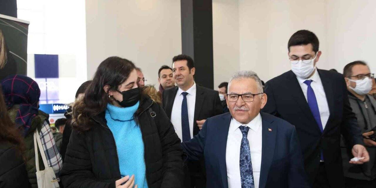 Başkan Büyükkılıç, İKAF’ta Kayseri Büyükşehir standını gezdi