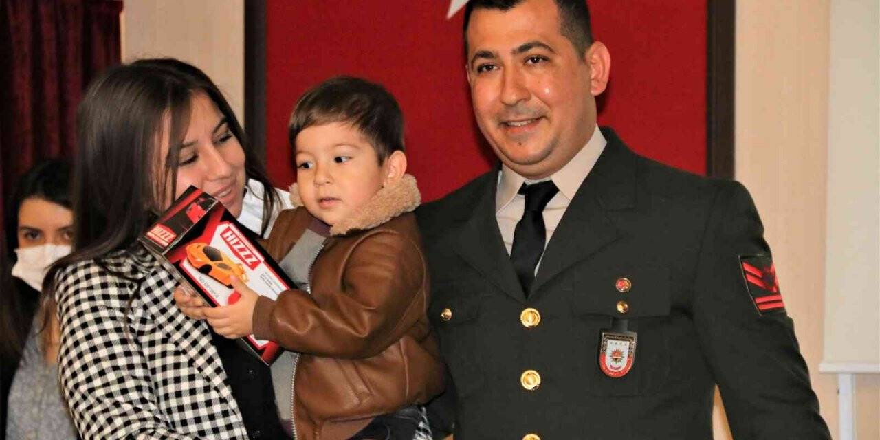 Devlet övünç madalyası ve beratını almaya 2,5 yaşındaki oğlu ile geldi, davetliler gözyaşlarını tutamadı