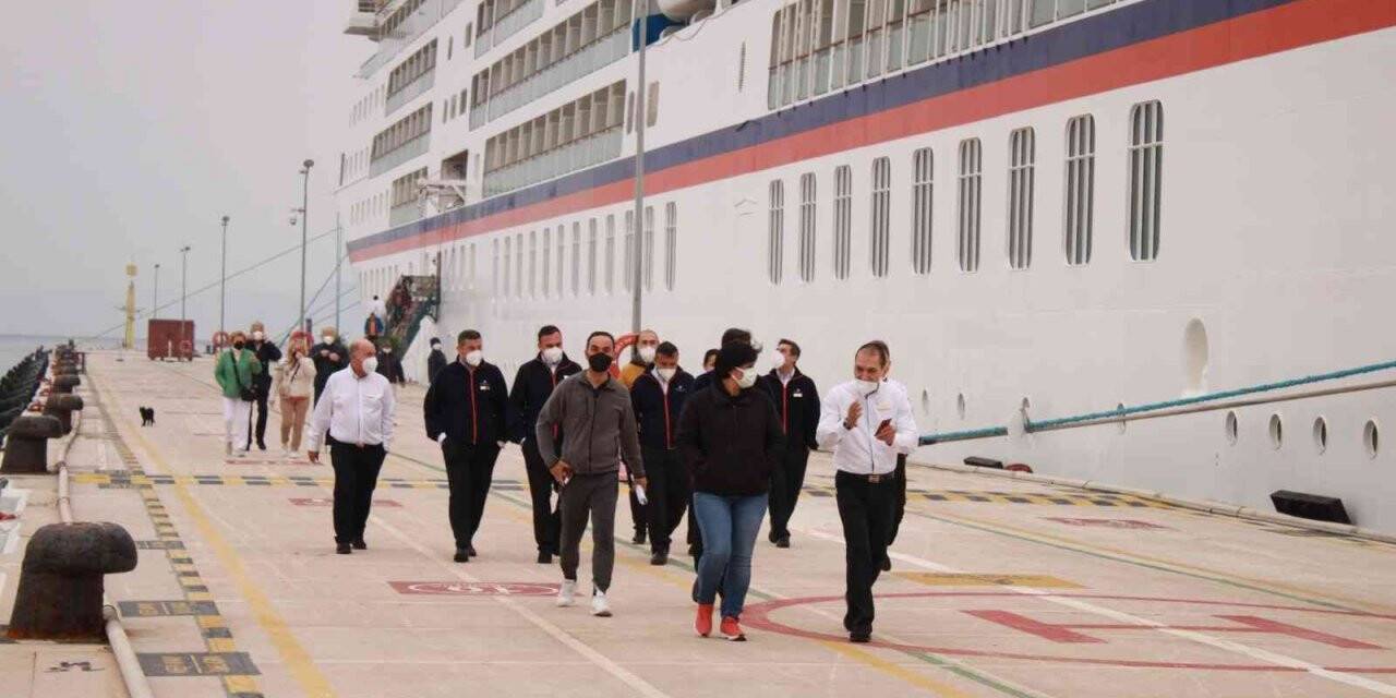 Kuşadası’na gemi ile 145 yolcu geldi