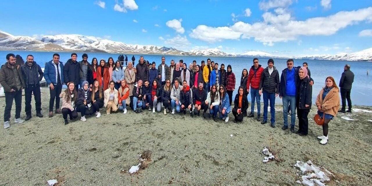 Masa tenisi sporcuları Elazığ’ı gezdi