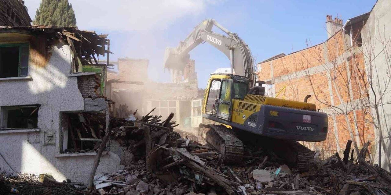 Altıeylül’de metruk yapılar yıkılıyor