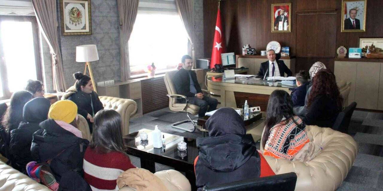 Ağrı Milli Eğitim Müdürü Kökrek, İspanya’ya gidecek olan öğrencileri yolcu etti