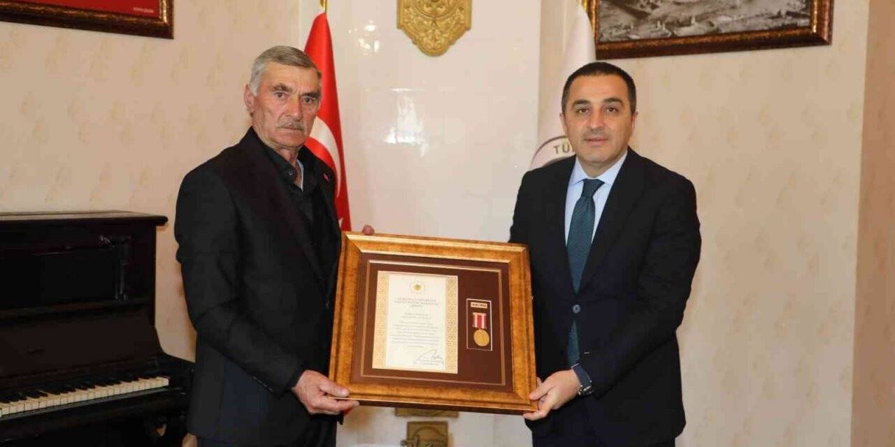 Şehidin "Devlet Övünç Madalyası" babasına verildi