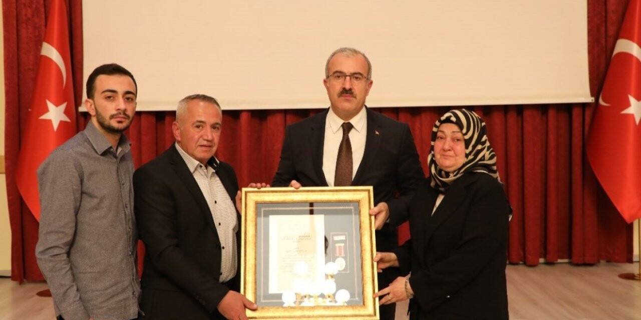 Elazığ’da şehit aileleri ve gazilere ‘Devlet Övünç Madalyası ve Beratı’ verildi