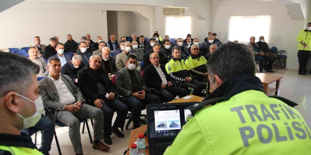 Hatay’da traktör sürücülerine eğitim verildi