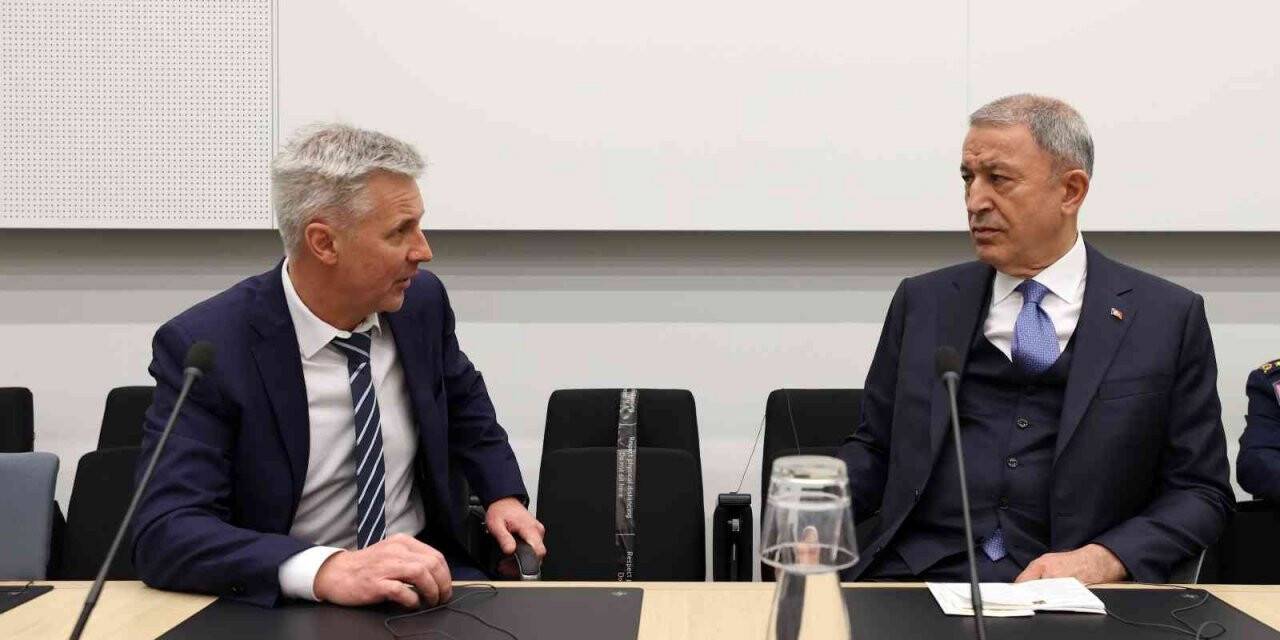 Bakan Akar, Letonya Savunma Bakanı Pabriks ile görüştü