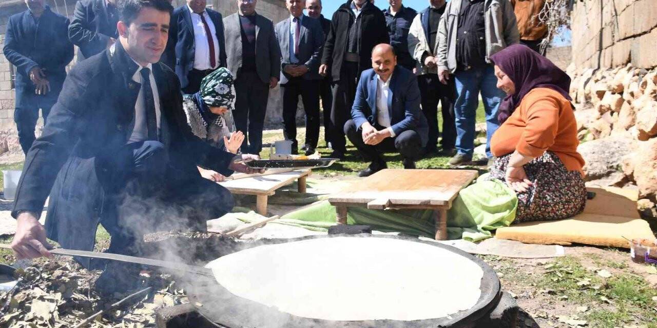 Kaymakam Sevgili, kadınlarla köy ekmeği pişirdi