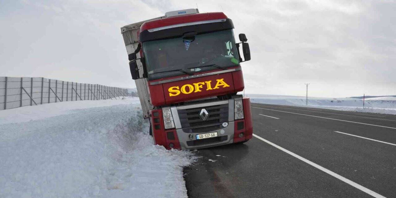 Kars’ta tır yoldan çıktı