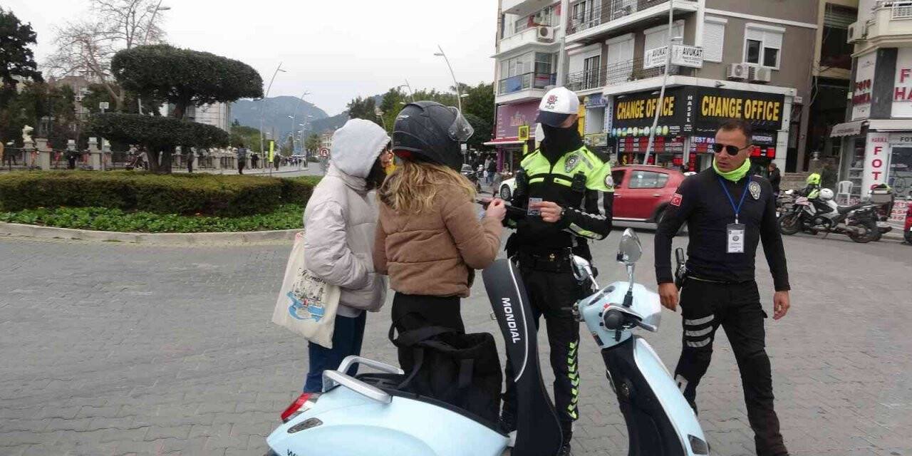 Marmaris’te motosiklet sürücülerine kask uygulaması